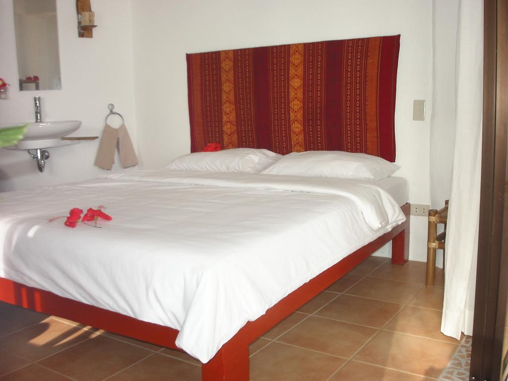Artista Beach Villa Balabag  Chambre photo