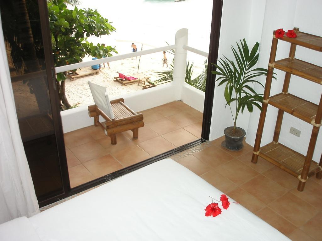 Artista Beach Villa Balabag  Chambre photo